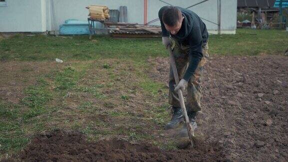 一个人用铲子挖地