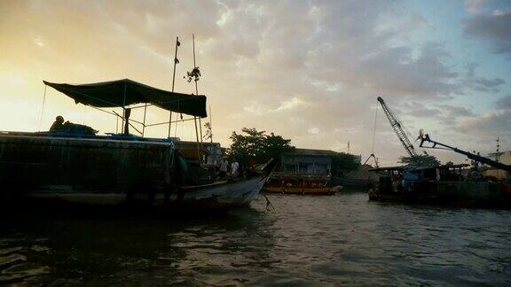 渔船穿过湄公河三角洲
