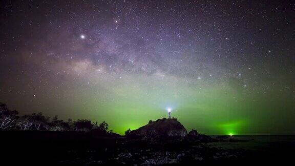 银河的时间圈和夜晚多云天空上的星星