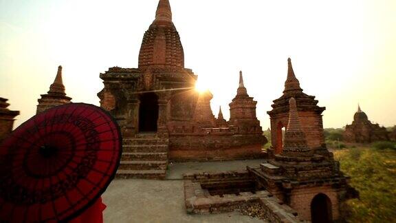 小和尚带伞俯瞰蒲甘寺缅甸
