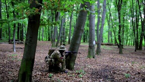 游击游击战士拿着枪瞄准森林中的埋伏