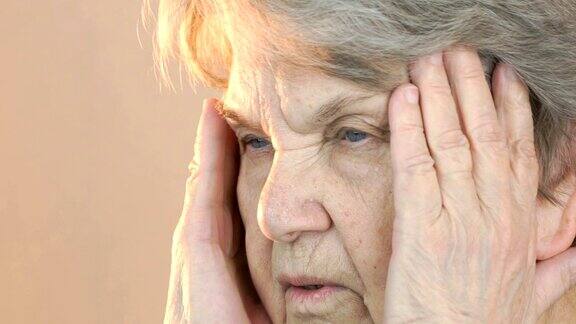 一位80多岁的老太太饱受头痛之苦