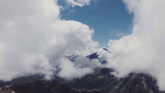 艾尔布鲁士山被雪覆盖的山峰透过厚厚的云层俯瞰