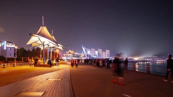 夜光照亮青岛著名的拥挤的步行湾pov全景时间流逝4k中国