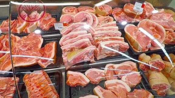 在店里卖一块肉在超市里选择不同切块的鲜肉生红