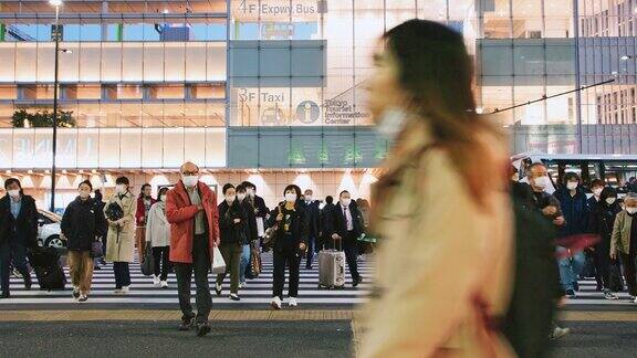 日本东京新宿市中心金融区傍晚时分一大群日本商务人士通勤穿过马路亚洲交通亚洲社区城市城市生活理念