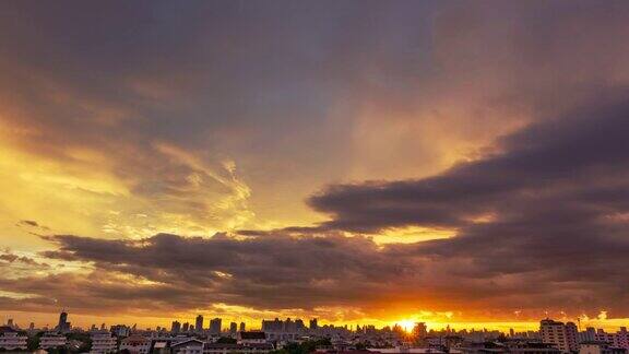 日落在曼谷城市:今晚的一天时间推移灰色的云天空与城市景观
