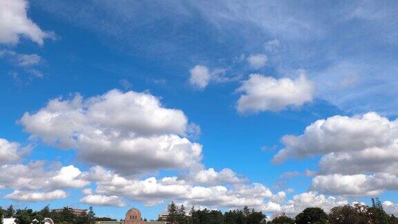 白云在蓝天中流动