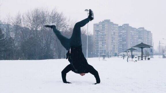 男子在雪中做杂技