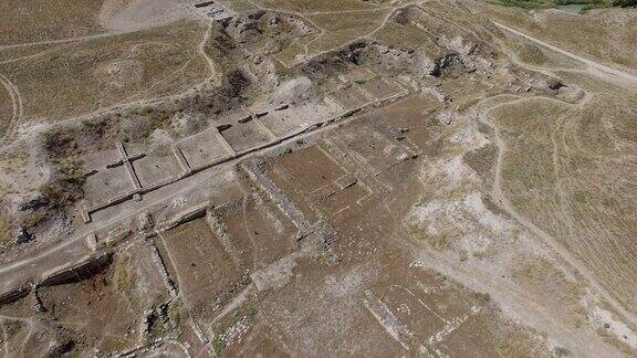 Gordion古玩城位于现代Yassihöyük村的遗址安卡拉西南约100公里Polatlı区戈迪翁古城是弗里吉亚帝国的首都国王迈达斯的统治席位这座城市建在