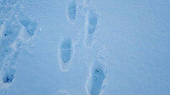 4K脚印踩在雪地上