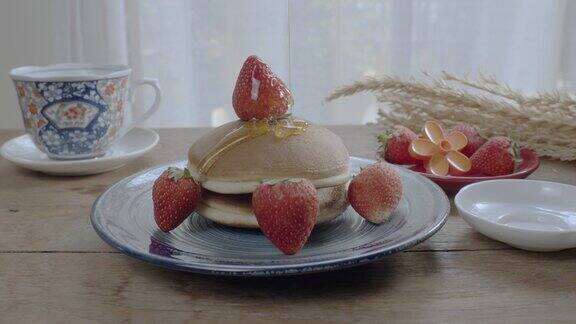 美味的早餐草莓煎饼