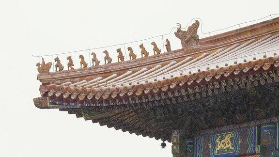 中国北京紫禁城宫殿传统风格的屋顶在下雪