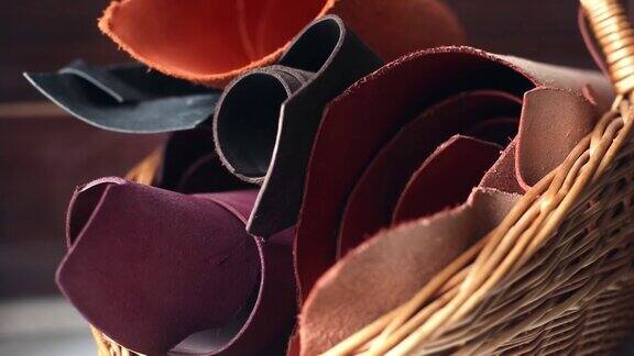 一卷一卷真正的棕色皮革装在篮子里皮革制品材料皮革制品的制造