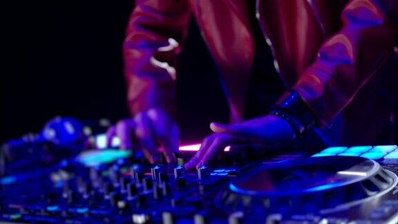 特写的Dj混音台控制器在夜总会迪斯科派对DJ手触摸按钮和滑块播放电子音乐惊人的近距离DJ手混合和抓挠音乐在乙烯基板