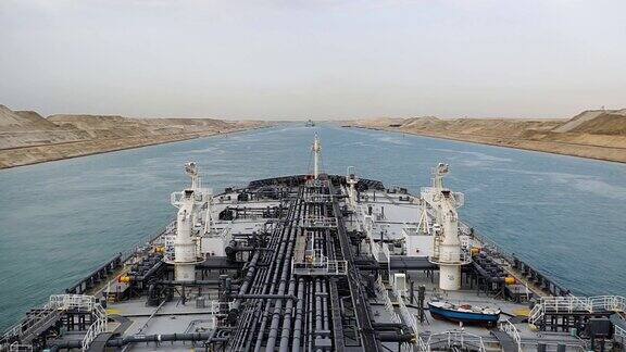 苏伊士埃及一艘油轮正在通过苏伊士运河