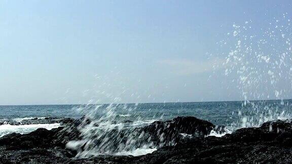 夏威夷科纳黑熔岩岩海岸上的海浪