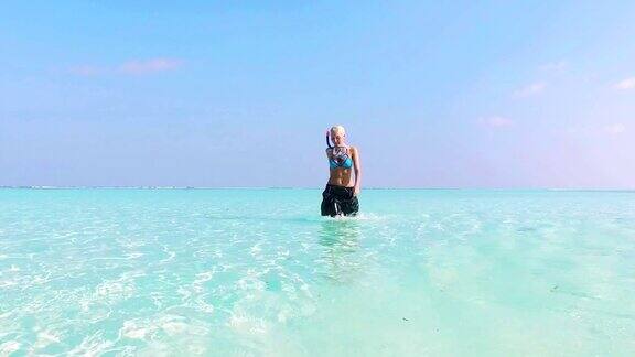 一名女子在马尔代夫的浅水中行走