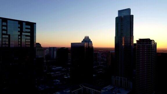 靠近市中心的丰富多彩的地平线反射玻璃摩天大楼鸟瞰图在德克萨斯州奥斯汀在日出剪影的城市