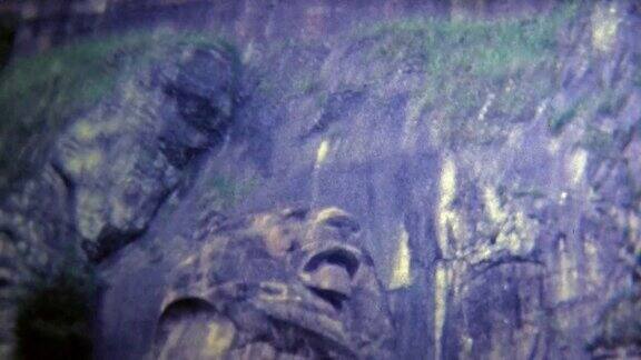 1969:狮子雕刻在山的一侧