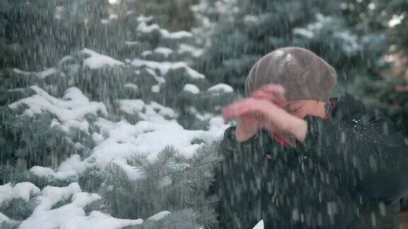 女人在森林里玩耍美丽的冬季风景与白雪的冷杉树