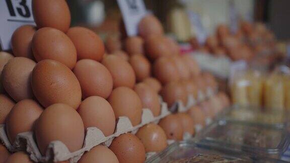 鸡蛋在户外农贸市场的摊位上出售