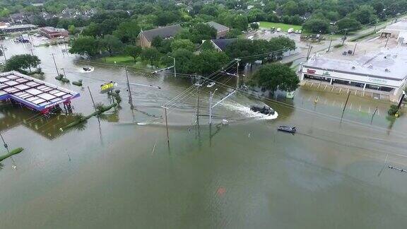 卡车在被水淹没的街道上行驶