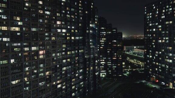 HAPAN住宅楼窗户闪烁的夜晚北京中国