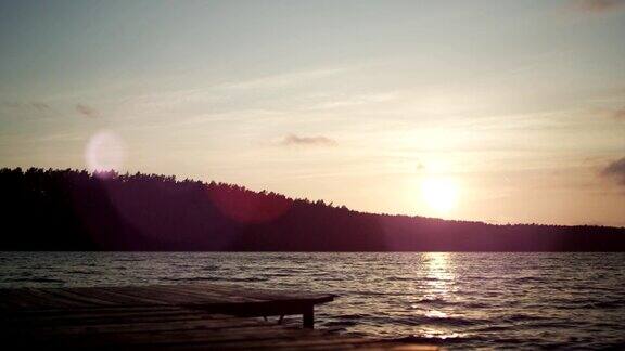 湖面上浪漫的日落宁静的风景和彩云