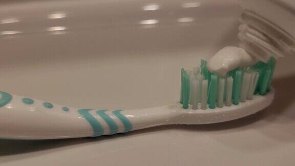牙刷和牙膏的特写