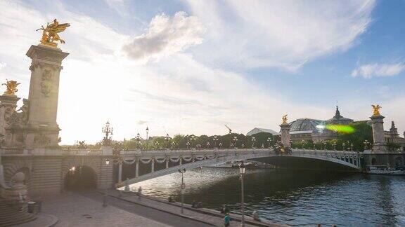 以大皇宫为背景的巴黎亚历山大三世桥