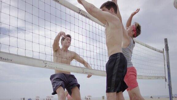 朋友们在打沙滩排球