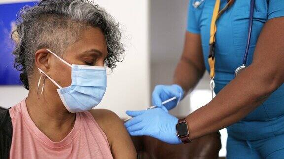 黑人护士为老年黑人妇女接种Covid-19疫苗