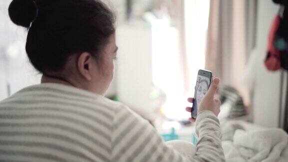 单身妈妈用手机视频通话