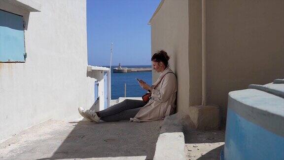 女性游客在城市度假时使用手机