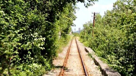 时光流逝与后视图的一个古老的山区铁路