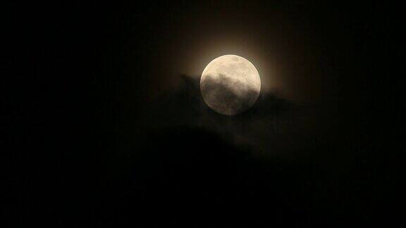 乌云中的满月