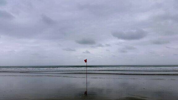 厄瓜多尔海岸上的红旗