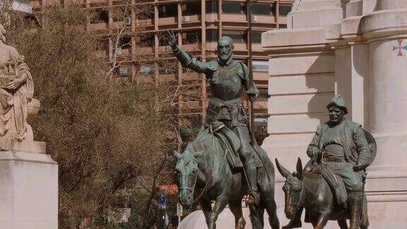 堂吉诃德纪念碑在西班牙广场在马德里-一个受欢迎的广场