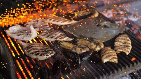 烧烤架上的海鲜贻贝、虾、鱿鱼和鱼都是用火煮的