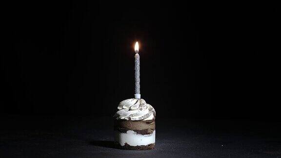 黑色背景上的蜡烛生日蛋糕