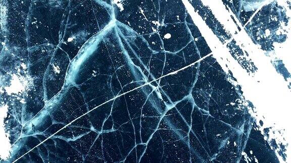 无人机拍摄的贝加尔湖冬季冰冻湖面裂缝的美丽画面