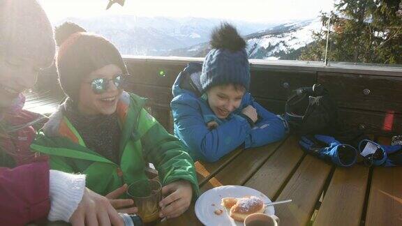 小滑雪者在高山滑雪酒吧吃午餐