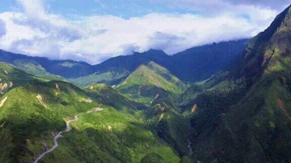 鸟瞰图的凡斯潘山与水稻梯田绿色的农田在农村或农村地区山丘山谷日落在亚洲萨帕越南自然景观背景