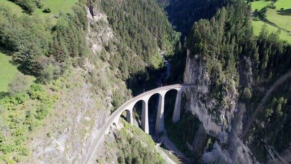 夏季瑞士阿尔卑斯山的兰德瓦瑟高架桥绿色山谷的鸟瞰图