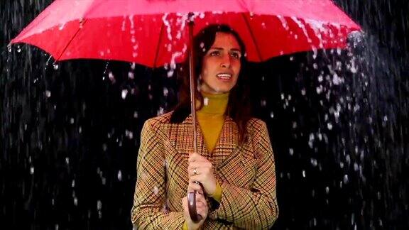 拿着红伞的女人在下雨