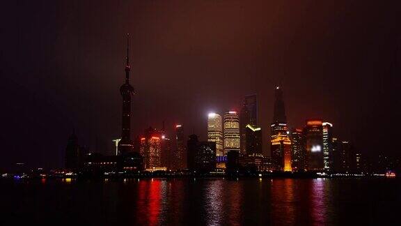 时光流逝从白天到夜晚的上海