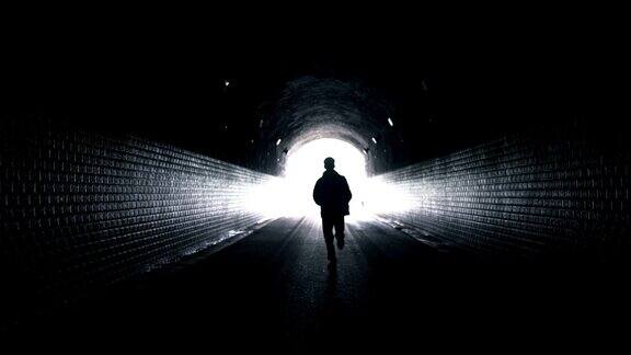在黑暗的隧道里奔向光明的人