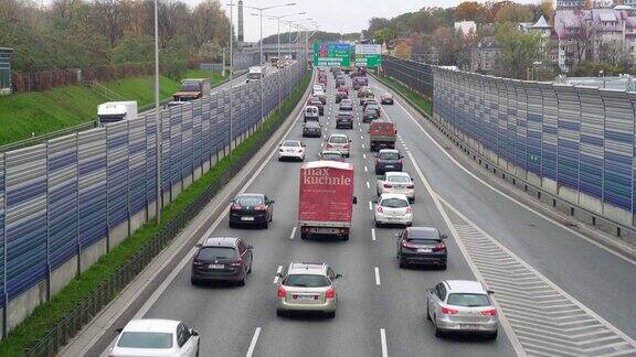 下午波兰华沙高速公路上的汽车离开隧道