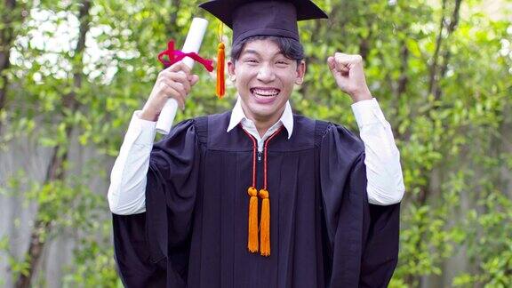 亚洲的毕业生戴着学士帽穿着学士服在毕业典礼上骄傲的微笑和幸福在毕业典礼上祝贺学生教育成功的理念